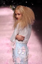 冨永愛など豪華モデルの競演！ケイタマルヤマ(KEITA MARUYAMA)の2011年春夏コレクション｜写真49