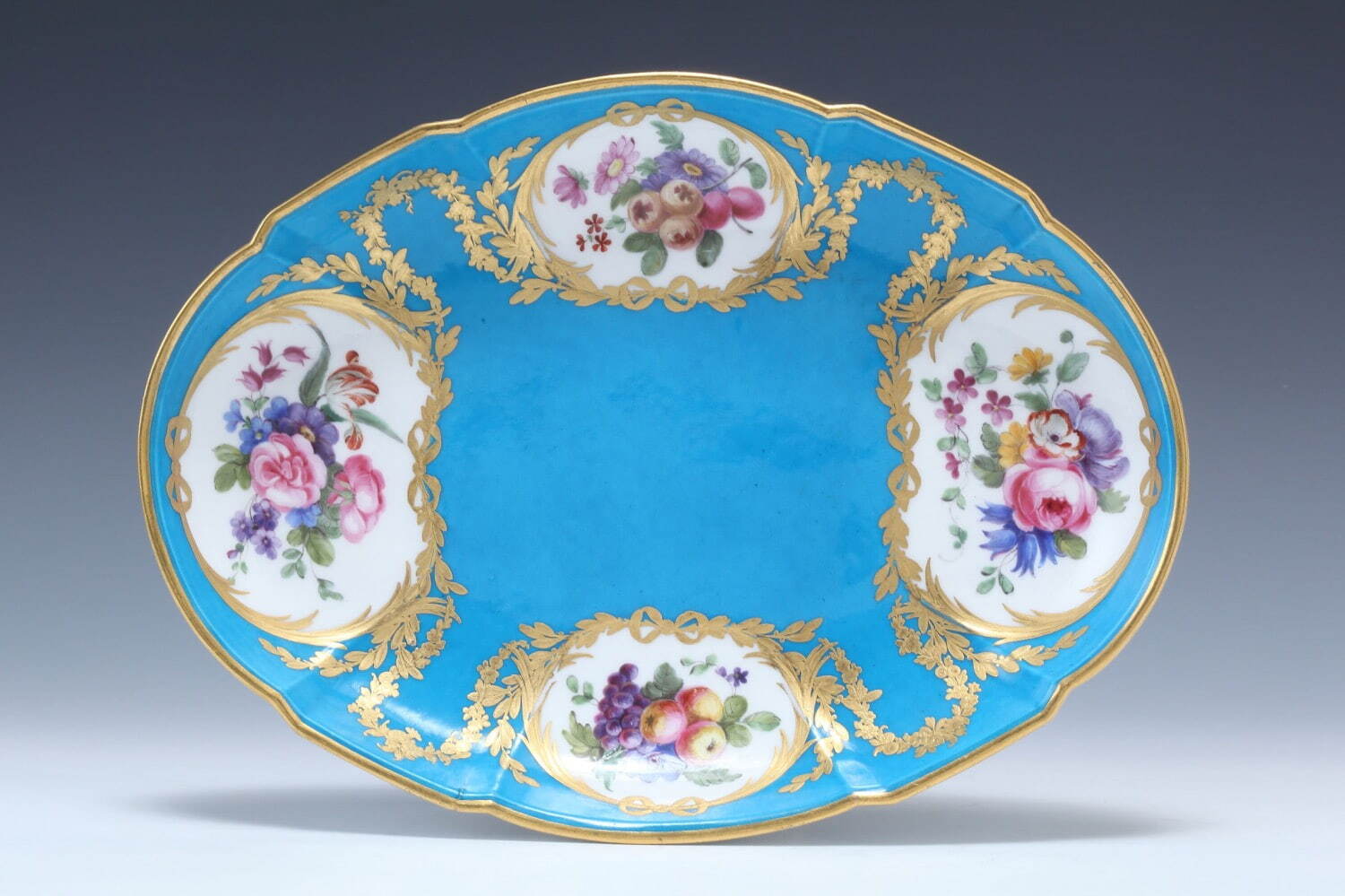 《青地色絵金彩花果文皿》 1776-83年 個人蔵