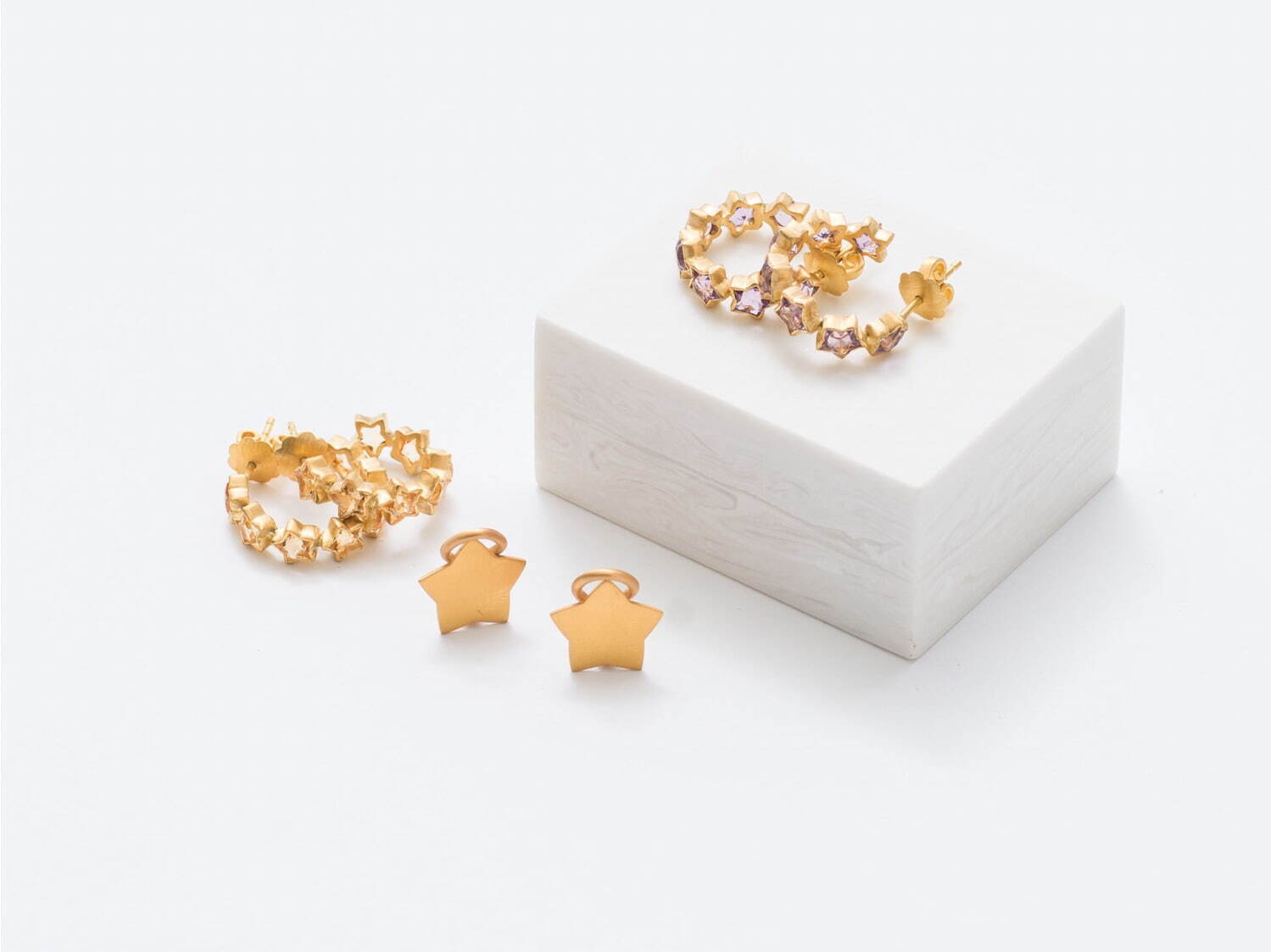 カシオペヤ スター フープ イヤリング in 22K ゴールド アメシスト 594,000円
カシオペヤ スター フープ イヤリング in 22K ゴールド シトリン 594,000円 
ワンダー スター シークイン クリップ イヤリング in 20Kゴールド 352,000円
※全て限定