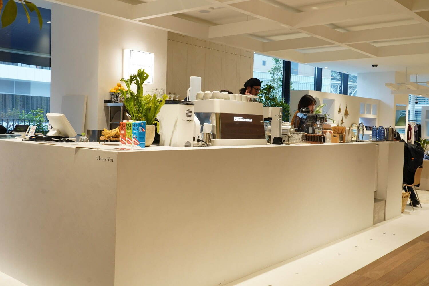 ロンハーマン大阪店がグラングリーン大阪に移転オープン - 限定シャツやピアス、カフェも併設｜写真23