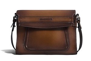 ベルルッティ“ローファー”着想のレザーバッグ「アンディ」スリット入りフラップのクロスボディバッグなど