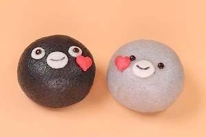 「Suicaのペンギン饅頭」“にっこり微笑む”ペンギンの和スイーツ、苺＆桜餡入り｜写真2