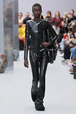 アクネ ストゥディオズ 25-26年秋冬ウィメンズコレクション - 自然と都市、コントラストの探求｜写真24