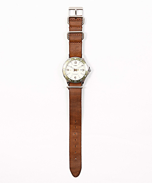 TIMEX×ミスターオリーブ、職人技を感じさせるレザーベルトを使用