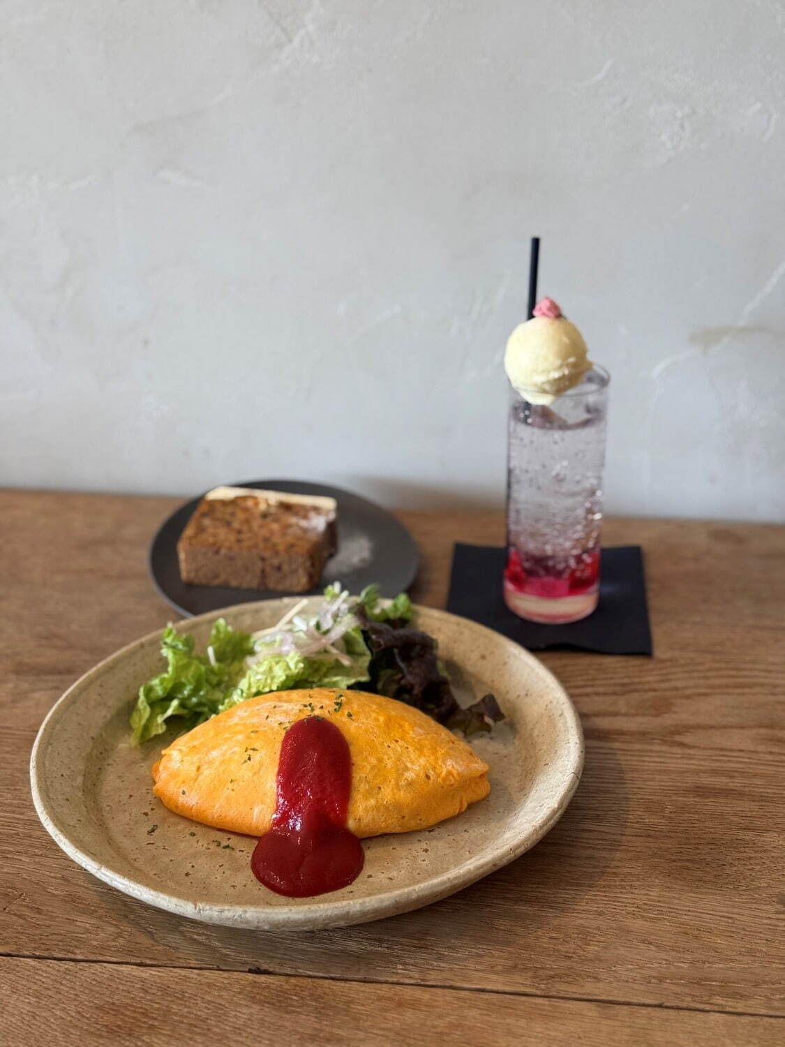 トルス「ツナの和風オムライス」1,518円、左奥から)「キャロットケーキ」803円、「桜クリームソーダ」935円