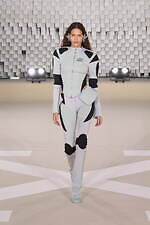 オフ-ホワイト 2025-26年秋冬コレクション - 均質性に抗う個の強さと忍耐｜写真4