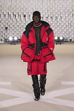 オフ-ホワイト 2025-26年秋冬コレクション - 均質性に抗う個の強さと忍耐｜写真17