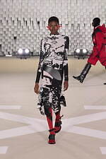 オフ-ホワイト 2025-26年秋冬コレクション - 均質性に抗う個の強さと忍耐｜写真18