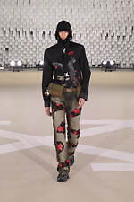 オフ-ホワイト 2025-26年秋冬コレクション - 均質性に抗う個の強さと忍耐｜写真30