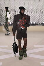 オフ-ホワイト 2025-26年秋冬コレクション - 均質性に抗う個の強さと忍耐｜写真35