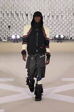 オフ-ホワイト 2025-26年秋冬コレクション - 均質性に抗う個の強さと忍耐｜写真38