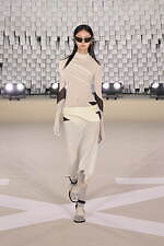 オフ-ホワイト 2025-26年秋冬コレクション - 均質性に抗う個の強さと忍耐｜写真40