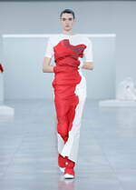 イッセイ ミヤケ 2025-26年秋冬コレクション、相対的な要素の間に存在する“曖昧さ”を追求｜写真1