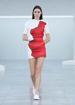 イッセイ ミヤケ 2025-26年秋冬コレクション、相対的な要素の間に存在する“曖昧さ”を追求｜写真2