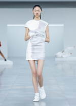 イッセイ ミヤケ 2025-26年秋冬コレクション、相対的な要素の間に存在する“曖昧さ”を追求｜写真5