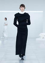 イッセイ ミヤケ 2025-26年秋冬コレクション、相対的な要素の間に存在する“曖昧さ”を追求｜写真8