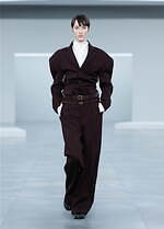 イッセイ ミヤケ 2025-26年秋冬コレクション、相対的な要素の間に存在する“曖昧さ”を追求｜写真10