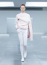 イッセイ ミヤケ 2025-26年秋冬コレクション、相対的な要素の間に存在する“曖昧さ”を追求｜写真24