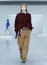 イッセイ ミヤケ 2025-26年秋冬コレクション、相対的な要素の間に存在する“曖昧さ”を追求｜写真28