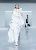 イッセイ ミヤケ 2025-26年秋冬コレクション、相対的な要素の間に存在する“曖昧さ”を追求｜写真34