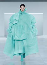 イッセイ ミヤケ 2025-26年秋冬コレクション、相対的な要素の間に存在する“曖昧さ”を追求｜写真46