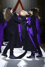 ヨウジヤマモト 2025-26年秋冬ウィメンズコレクション - 裏返して現れる、神秘的な美しさ｜写真43