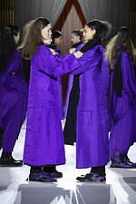 ヨウジヤマモト 2025-26年秋冬ウィメンズコレクション - 裏返して現れる、神秘的な美しさ｜写真44