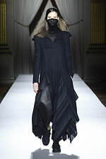 ヨウジヤマモト 2025-26年秋冬ウィメンズコレクション - 裏返して現れる、神秘的な美しさ｜写真4