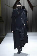 ヨウジヤマモト 2025-26年秋冬ウィメンズコレクション - 裏返して現れる、神秘的な美しさ｜写真5