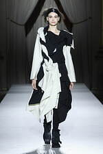 ヨウジヤマモト 2025-26年秋冬ウィメンズコレクション - 裏返して現れる、神秘的な美しさ｜写真6