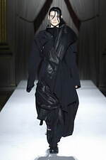 ヨウジヤマモト 2025-26年秋冬ウィメンズコレクション - 裏返して現れる、神秘的な美しさ｜写真10