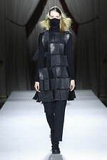 ヨウジヤマモト 2025-26年秋冬ウィメンズコレクション - 裏返して現れる、神秘的な美しさ｜写真12