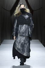 ヨウジヤマモト 2025-26年秋冬ウィメンズコレクション - 裏返して現れる、神秘的な美しさ｜写真13