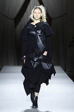 ヨウジヤマモト 2025-26年秋冬ウィメンズコレクション - 裏返して現れる、神秘的な美しさ｜写真14