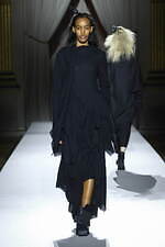 ヨウジヤマモト 2025-26年秋冬ウィメンズコレクション - 裏返して現れる、神秘的な美しさ｜写真16