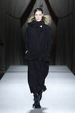 ヨウジヤマモト 2025-26年秋冬ウィメンズコレクション - 裏返して現れる、神秘的な美しさ｜写真17