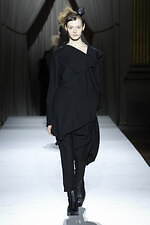 ヨウジヤマモト 2025-26年秋冬ウィメンズコレクション - 裏返して現れる、神秘的な美しさ｜写真18