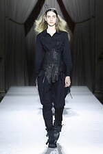 ヨウジヤマモト 2025-26年秋冬ウィメンズコレクション - 裏返して現れる、神秘的な美しさ｜写真20