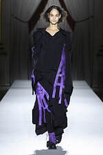 ヨウジヤマモト 2025-26年秋冬ウィメンズコレクション - 裏返して現れる、神秘的な美しさ｜写真21