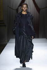 ヨウジヤマモト 2025-26年秋冬ウィメンズコレクション - 裏返して現れる、神秘的な美しさ｜写真32