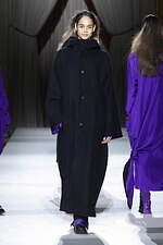 ヨウジヤマモト 2025-26年秋冬ウィメンズコレクション - 裏返して現れる、神秘的な美しさ｜写真37