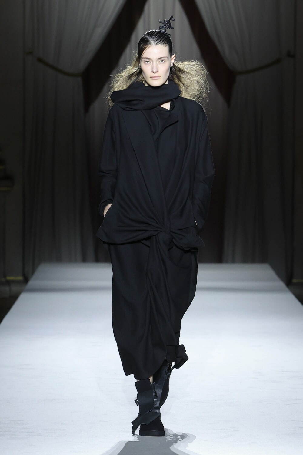 ヨウジヤマモト(Yohji Yamamoto) 2025-26年秋冬ウィメンズコレクション  - 写真17