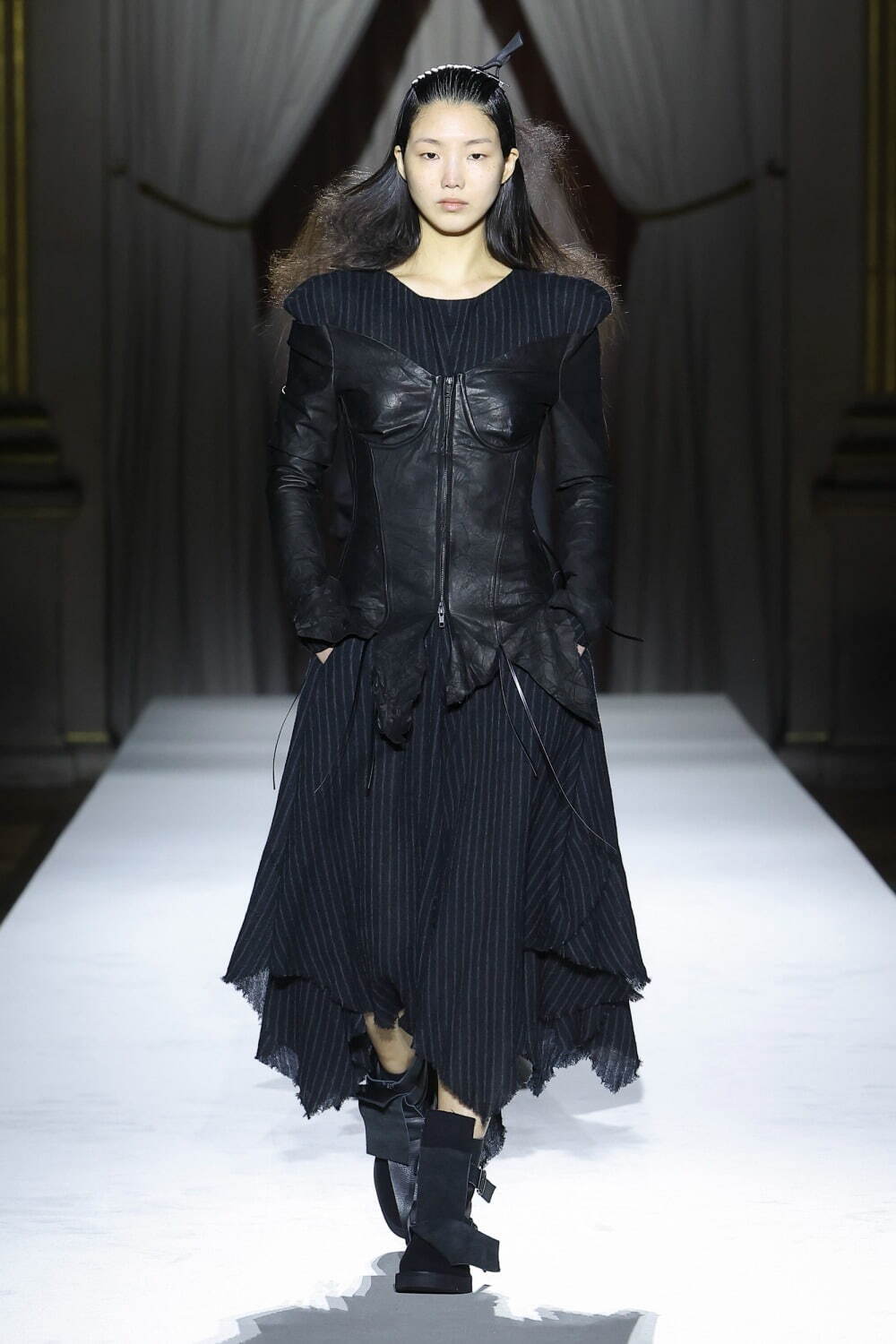 ヨウジヤマモト(Yohji Yamamoto) 2025-26年秋冬ウィメンズコレクション  - 写真19