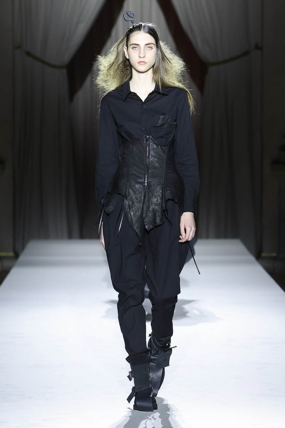 ヨウジヤマモト(Yohji Yamamoto) 2025-26年秋冬ウィメンズコレクション  - 写真20