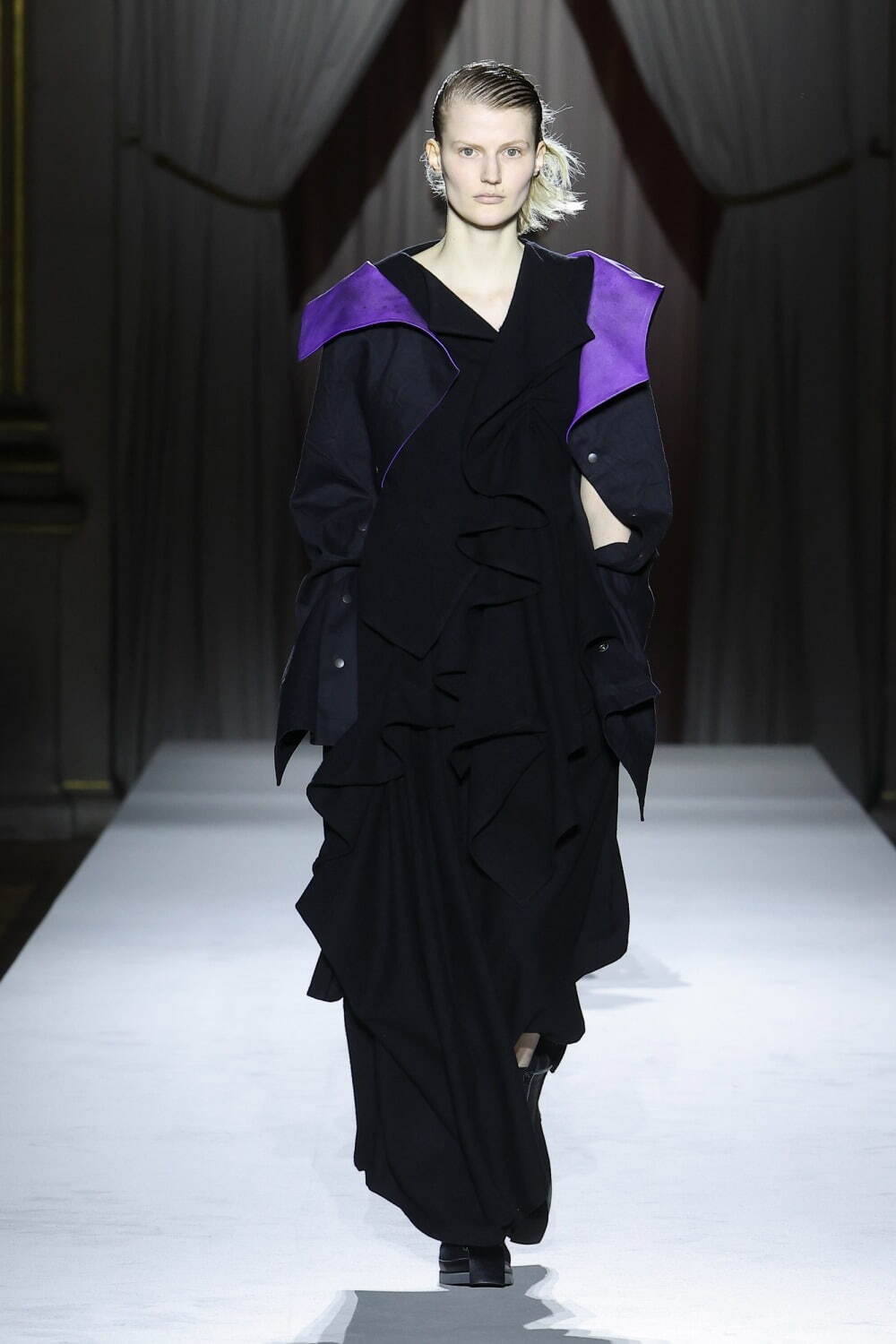 ヨウジヤマモト(Yohji Yamamoto) 2025-26年秋冬ウィメンズコレクション  - 写真22
