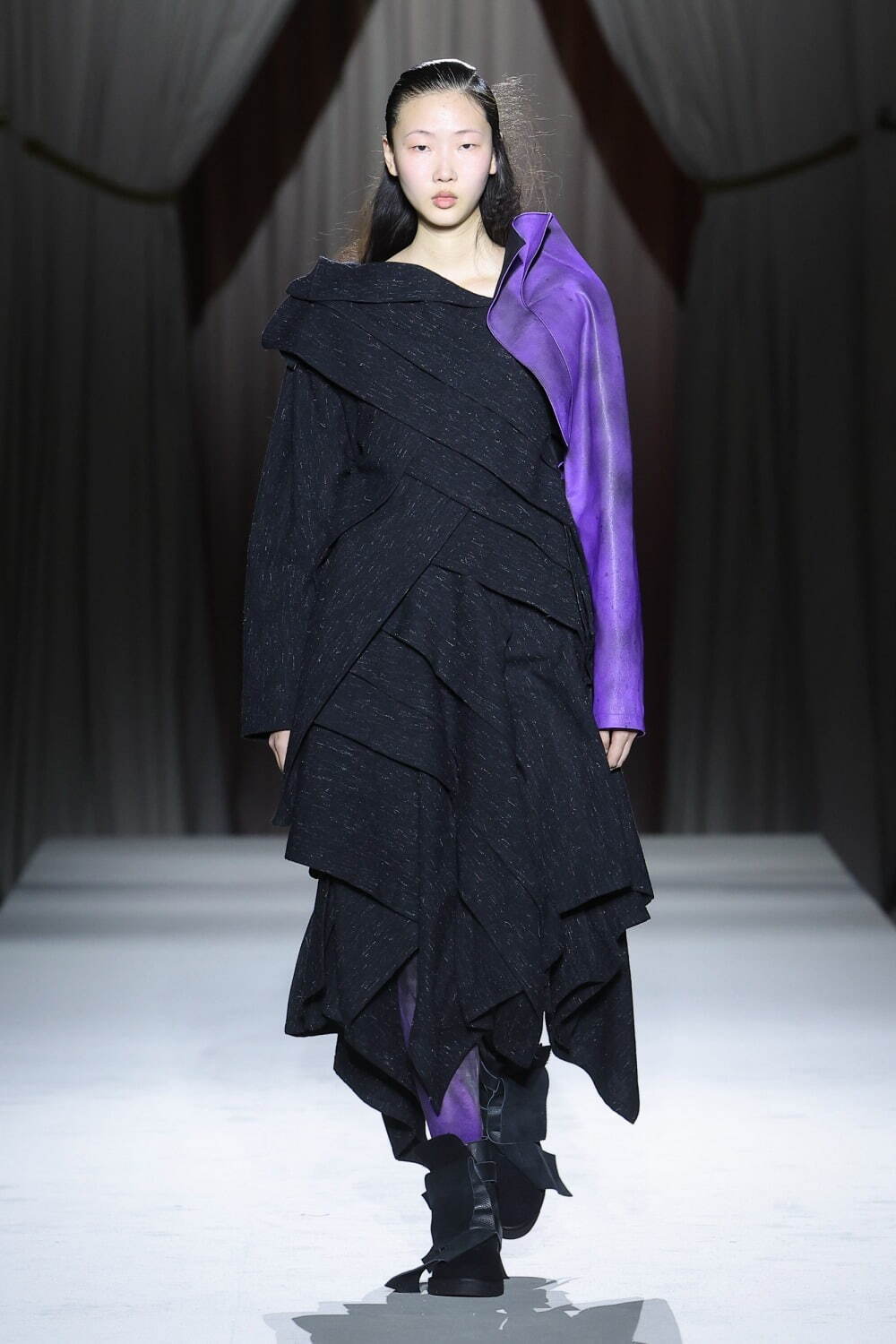 ヨウジヤマモト(Yohji Yamamoto) 2025-26年秋冬ウィメンズコレクション  - 写真23