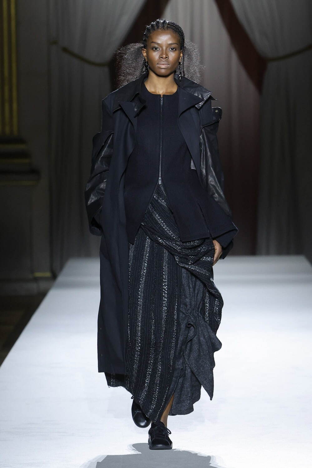 ヨウジヤマモト(Yohji Yamamoto) 2025-26年秋冬ウィメンズコレクション  - 写真32
