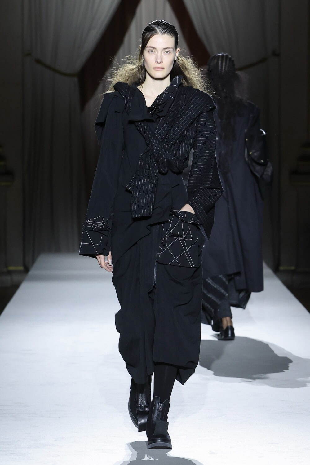 ヨウジヤマモト(Yohji Yamamoto) 2025-26年秋冬ウィメンズコレクション  - 写真33