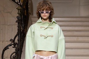 ケンゾー 2025年秋冬ウィメンズコレクション、ウサギの遊び心と無邪気なフェミニティ | ケンゾー