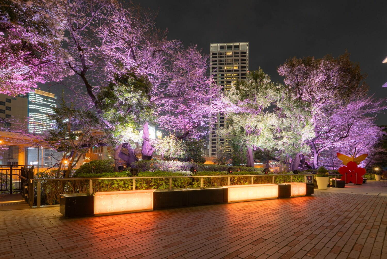 "桜の名所”東京ガーデンテラス紀尾井町の春イベント、満開の夜桜ライトアップや花見スイーツなど｜写真37